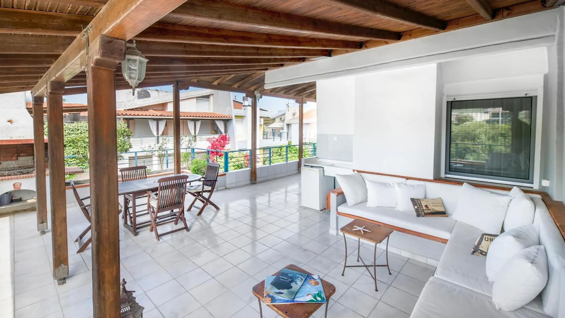 V House Pefkochori Villa