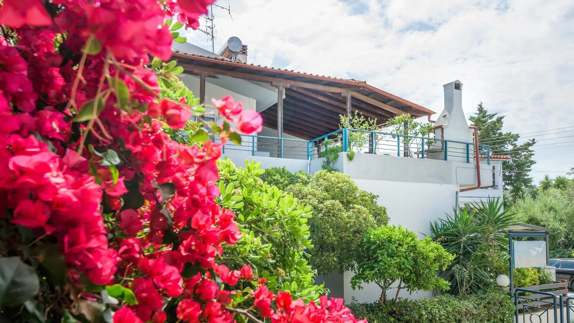 V House Pefkochori Villa